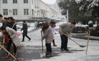 市二院組織職工清掃積雪，保障患者通行